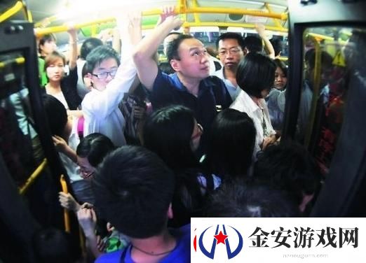 公交一晃一晃就进去了
