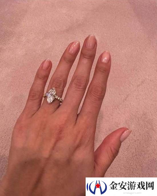 赛琳娜宣布订婚海莉·比伯点赞