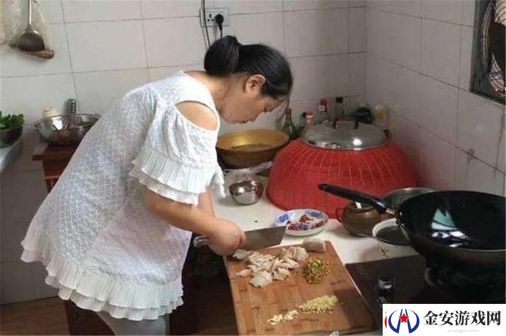 老赵抱着儿媳在厨房做饭