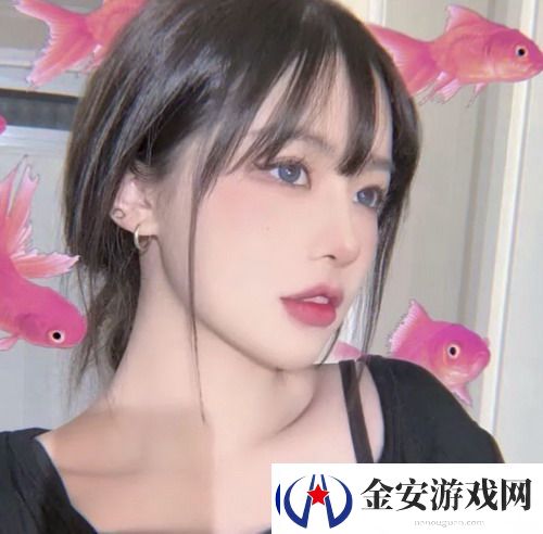 一面膜胸口一面吃下部位片段轻松护理，网友：原来这款面膜能让胸部肌肤焕然一新！ 